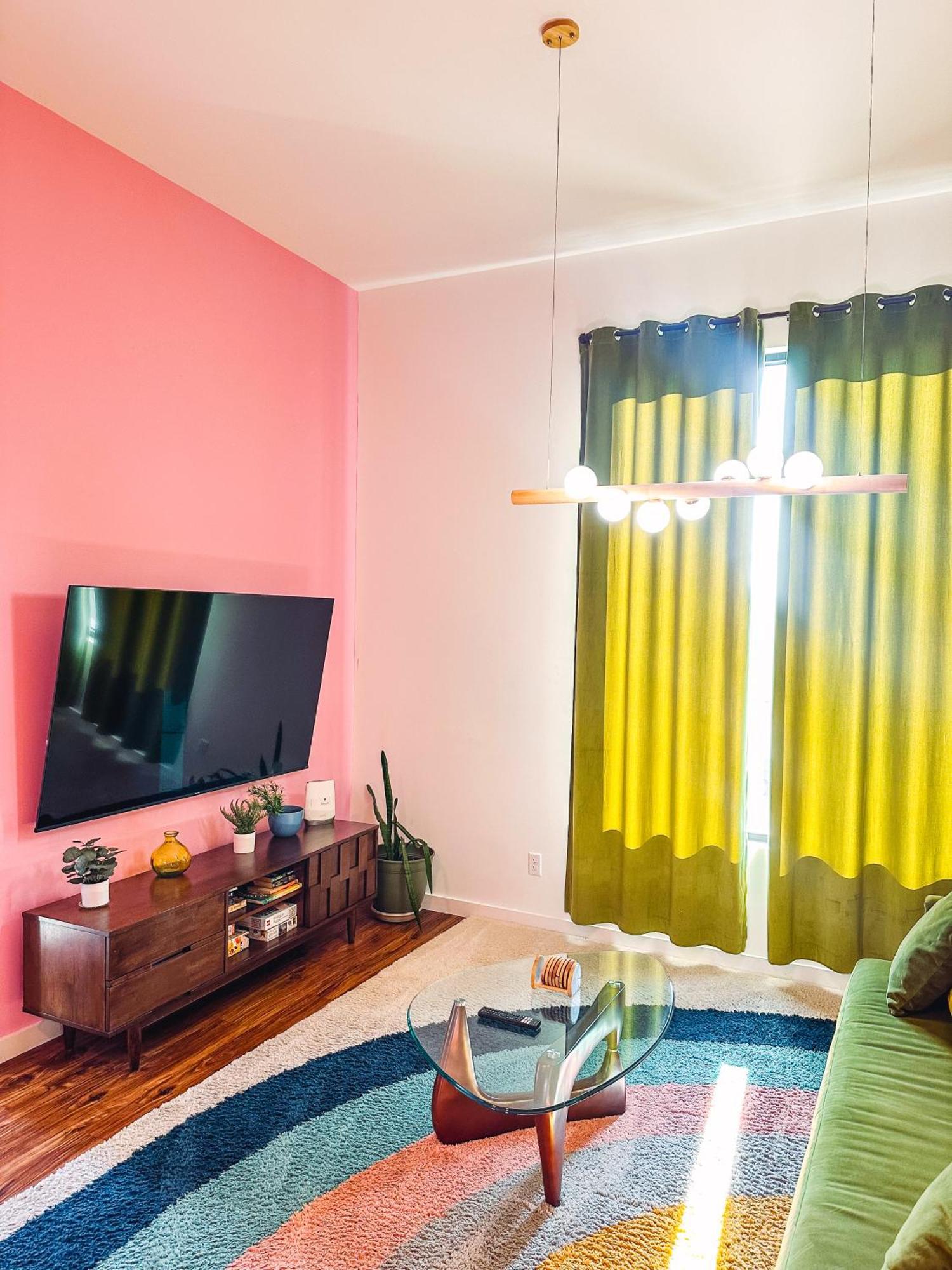 Vintage Vibes - Minutes From The Broadway Buzz Holiday home *